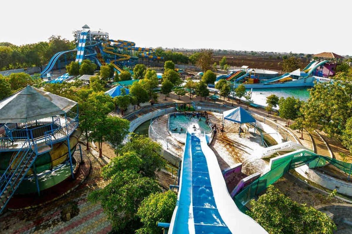 7 Seasons Palm Suite With Sky Orbit, Balcony, Swimming Pool, Wifi, Playground Rajkot Exterior photo